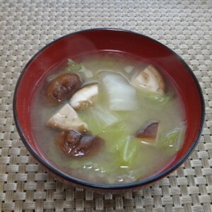 白菜と椎茸のお味噌汁